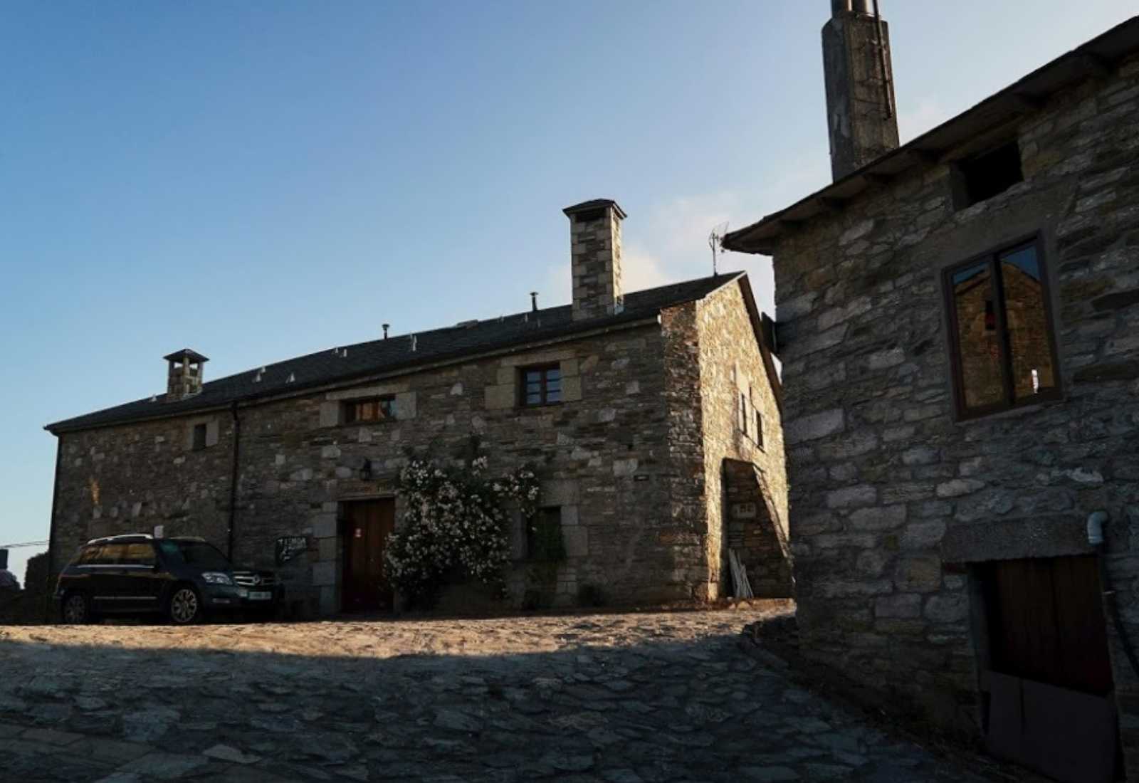 Casas de piedra y empedrado de una aldea rural al atardecer en la etapa de Cea a Lalín del Camino Sanabrés