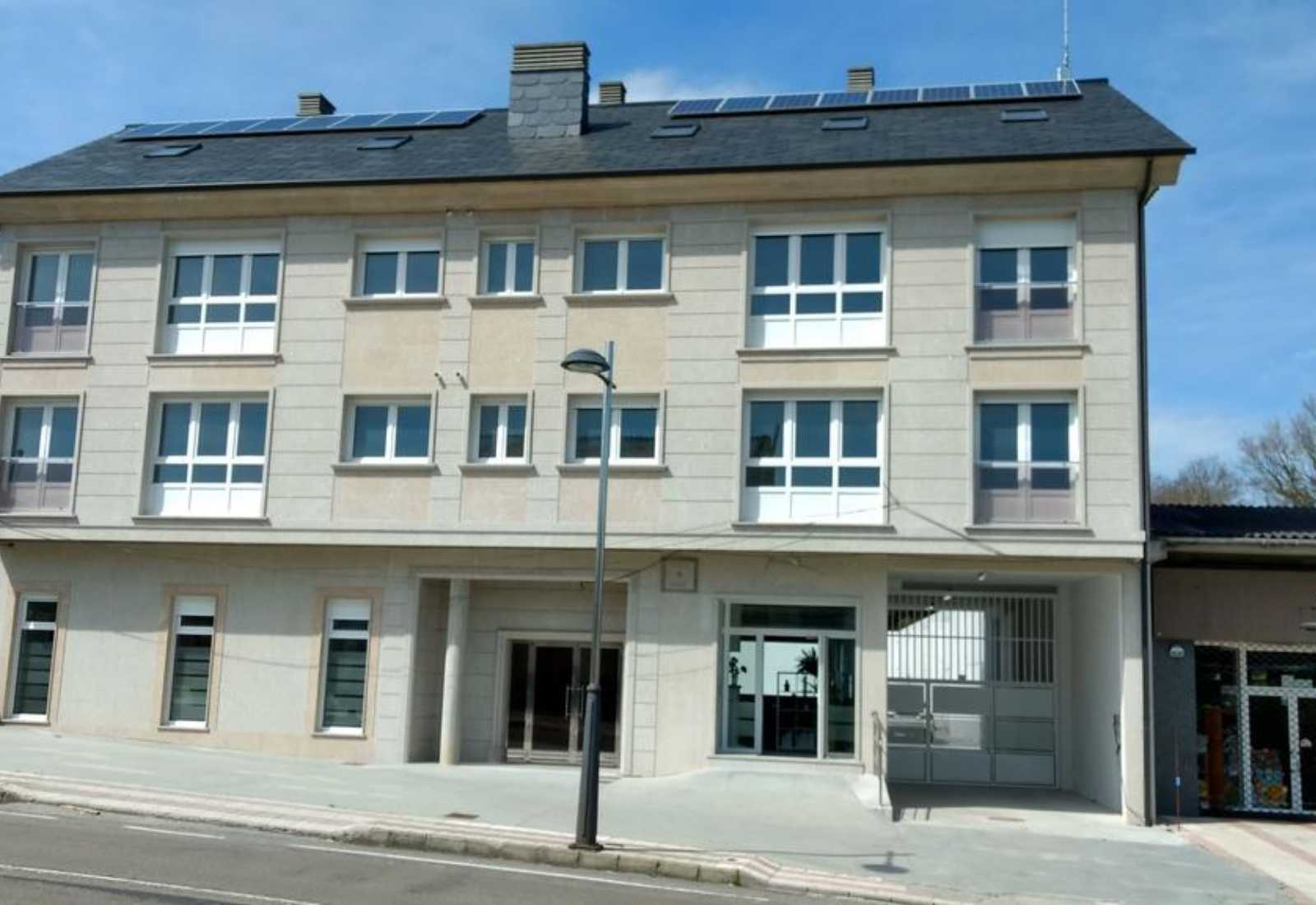 Auberge moderne d'Abadín au rez-de-chaussée en pierre et panneaux solaires en toiture, étape depuis Lourenzá du Chemin du Nord