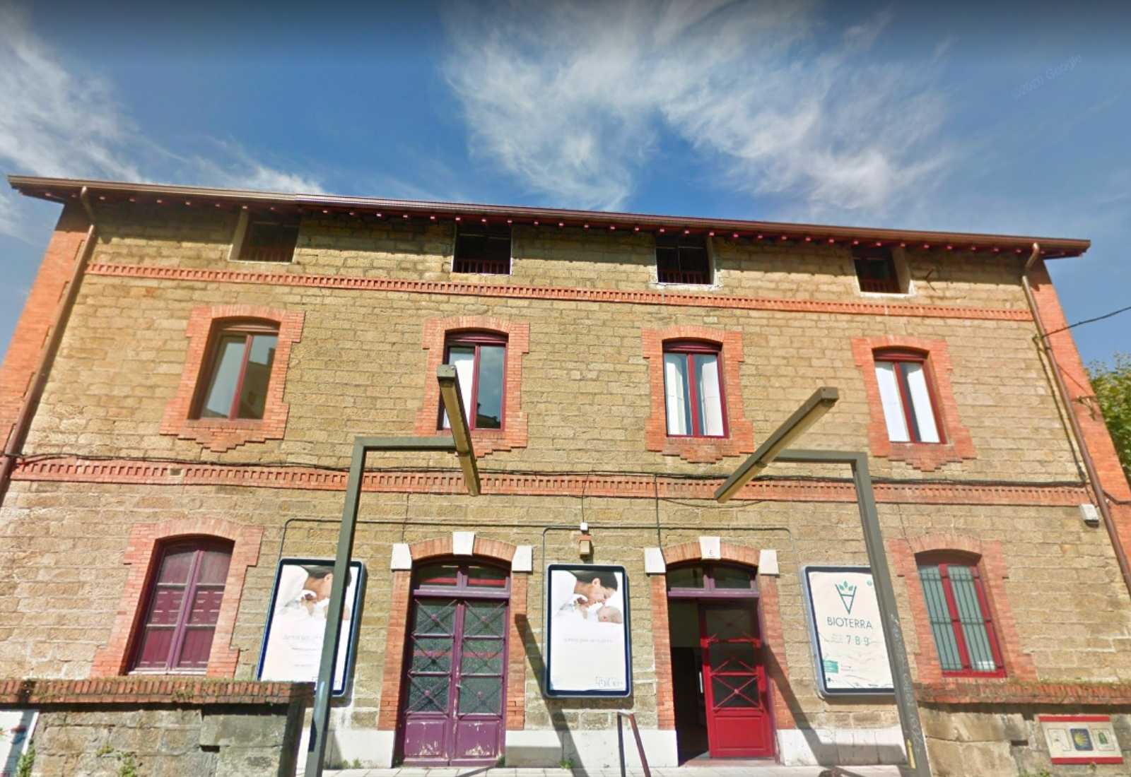 Bâtiment en pierre abritant l'auberge de pèlerins de Deba, étape de Zarautz à Deba du Camino del Norte