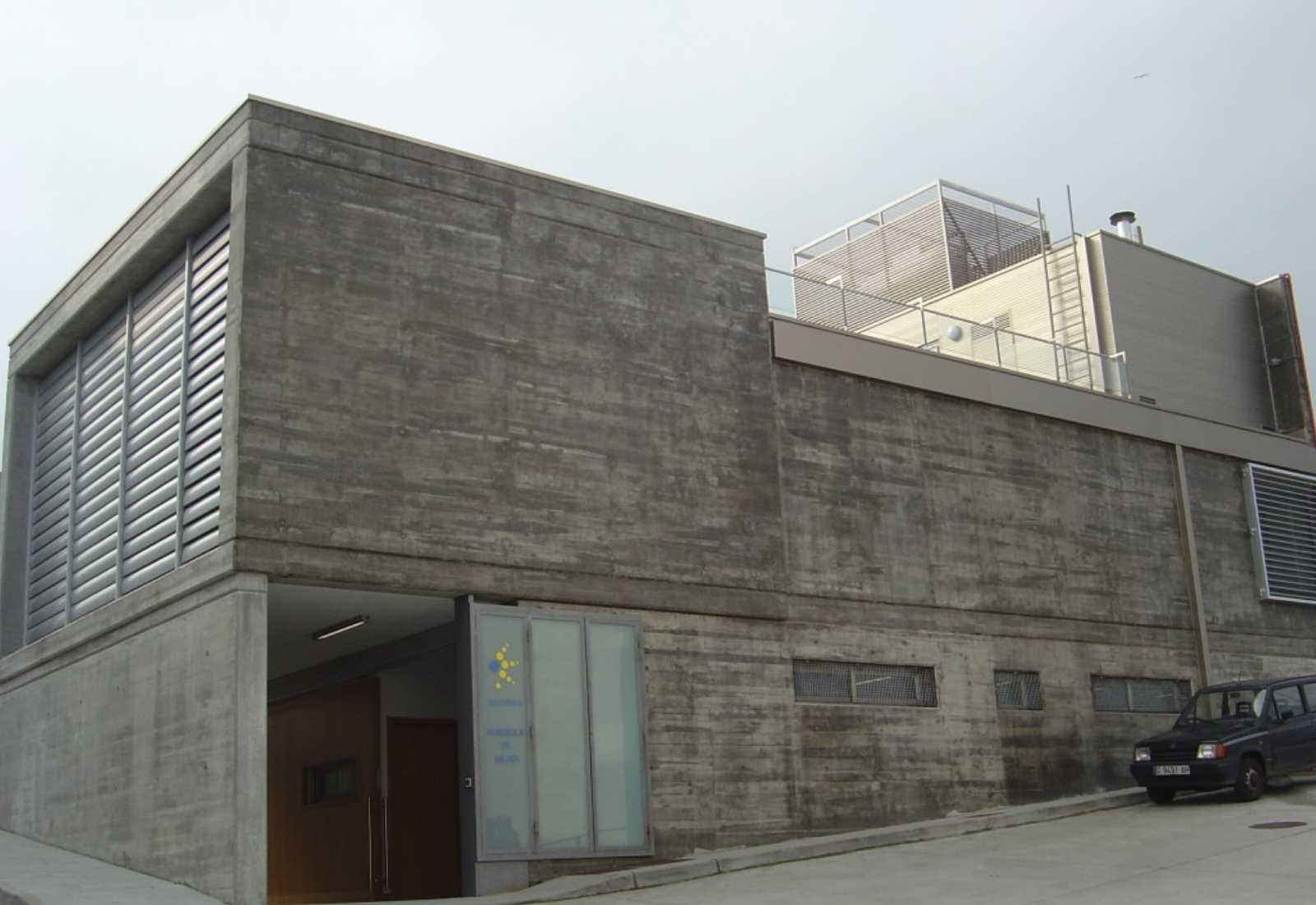 Albergue moderno de betão com venezianas metálicas e terraço na cobertura na etapa De Fisterra a Muxía.