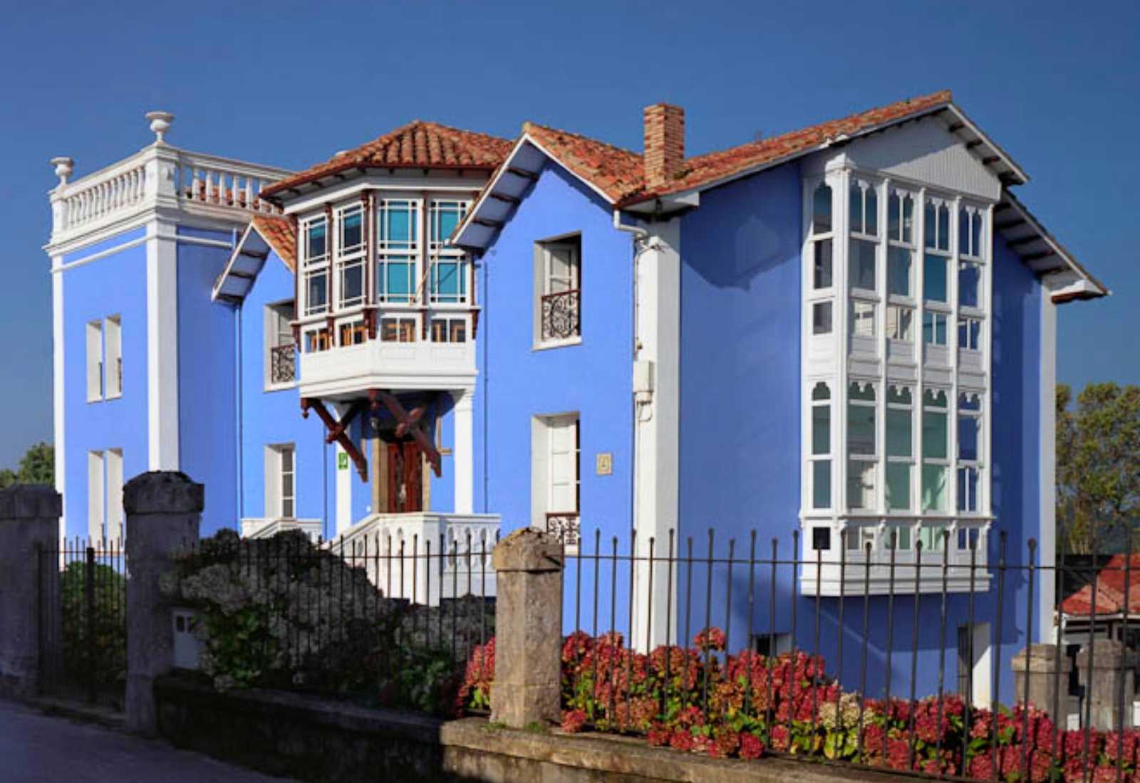 Maison d'indiano bleue aux galeries blanches abritant l'auberge de pèlerins à Colombres, étape De Colombres à Llanes du Chemin du Nord.