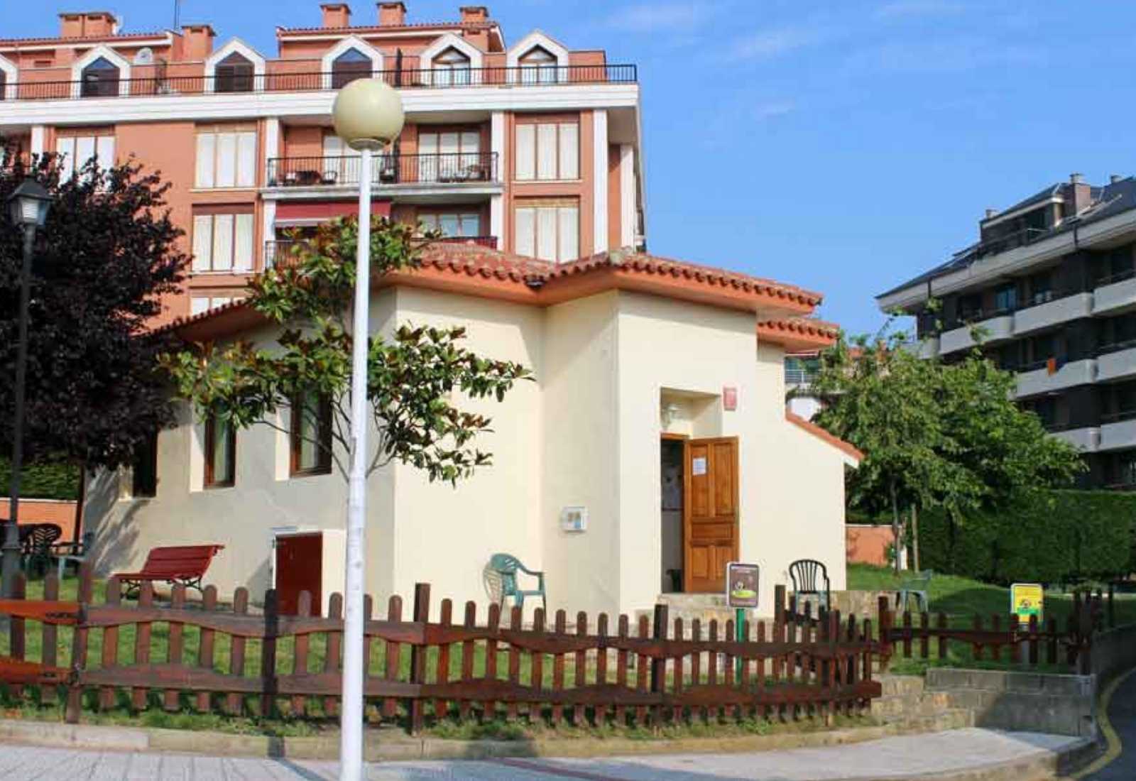 Piccolo ostello per pellegrini con giardino recintato tra le case nella tappa da Portugalete a Castro Urdiales del Cammino del Nord.