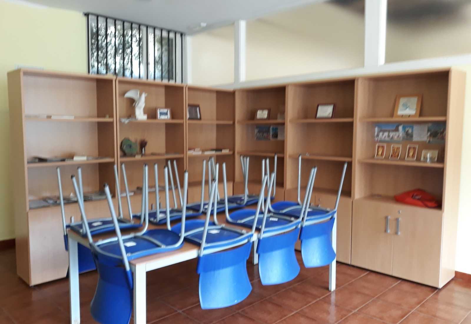 Sala do albergue de peregrinos de Pola de Allande com prateleiras e recordações, etapa de Pola de Allande a La Mesa do Caminho Primitivo