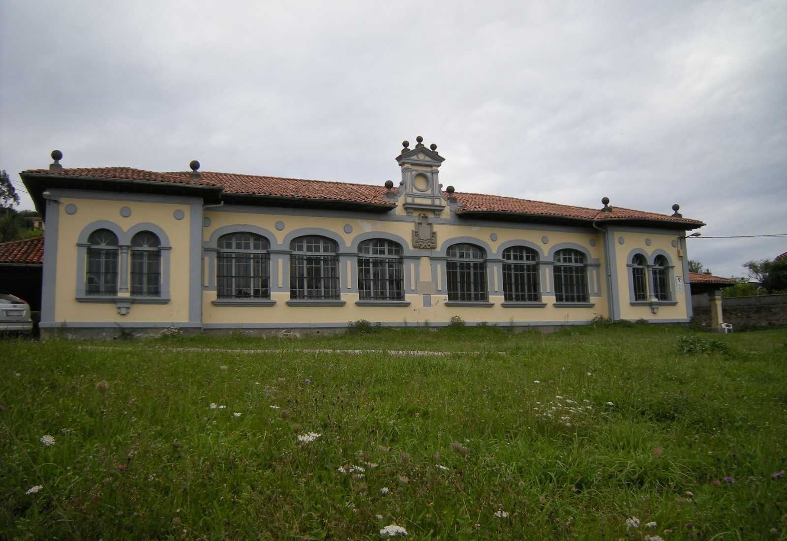 Ancien bâtiment aux fenêtres en arc servant de gîte de pèlerins lors de l'étape de Muros de Nalón à Soto de Luiña