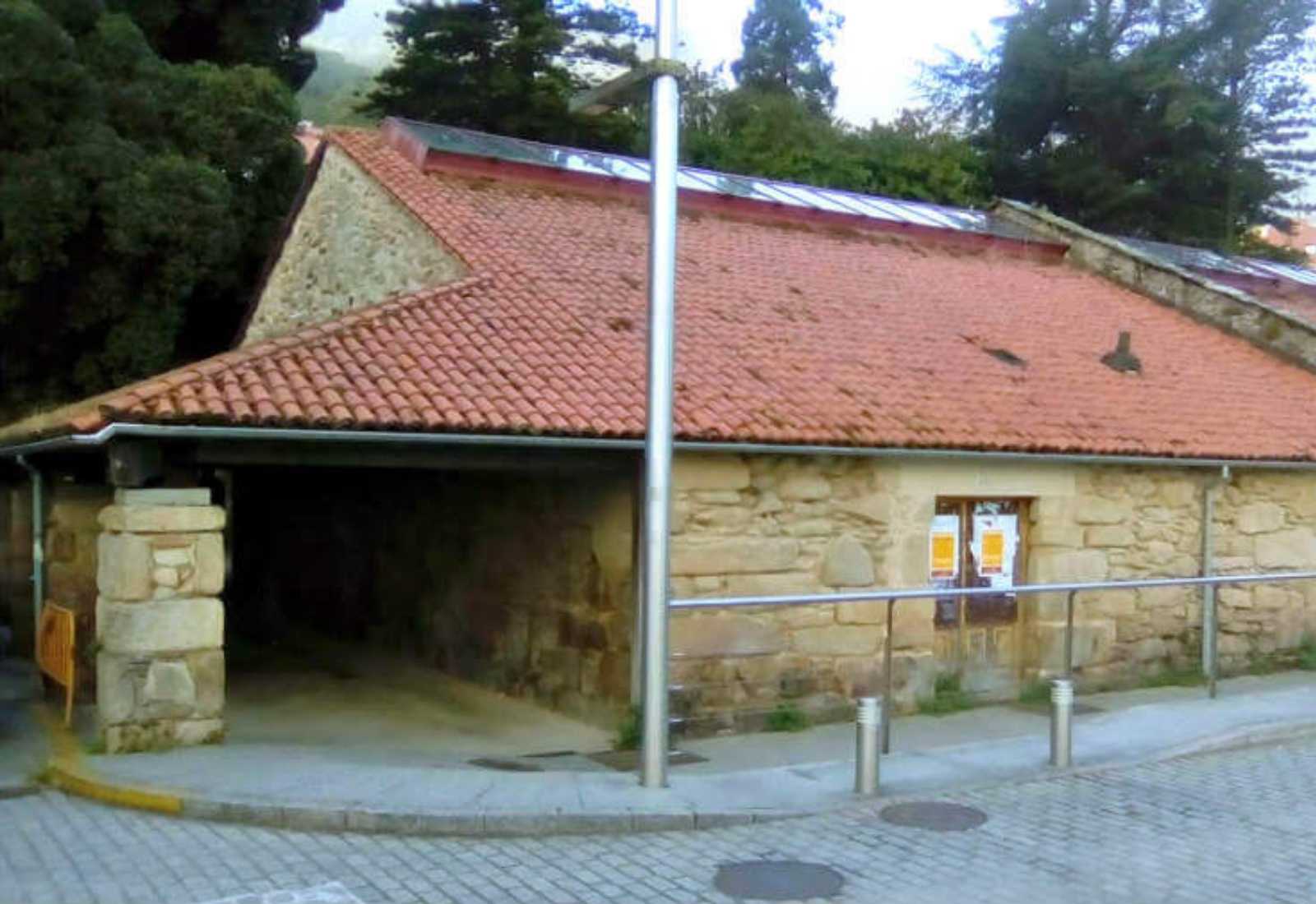 Steinerne Pilgerherberge in Pontedeume mit offenem Vorbau an einer Kopfsteinpflasterecke, Etappe nach Betanzos