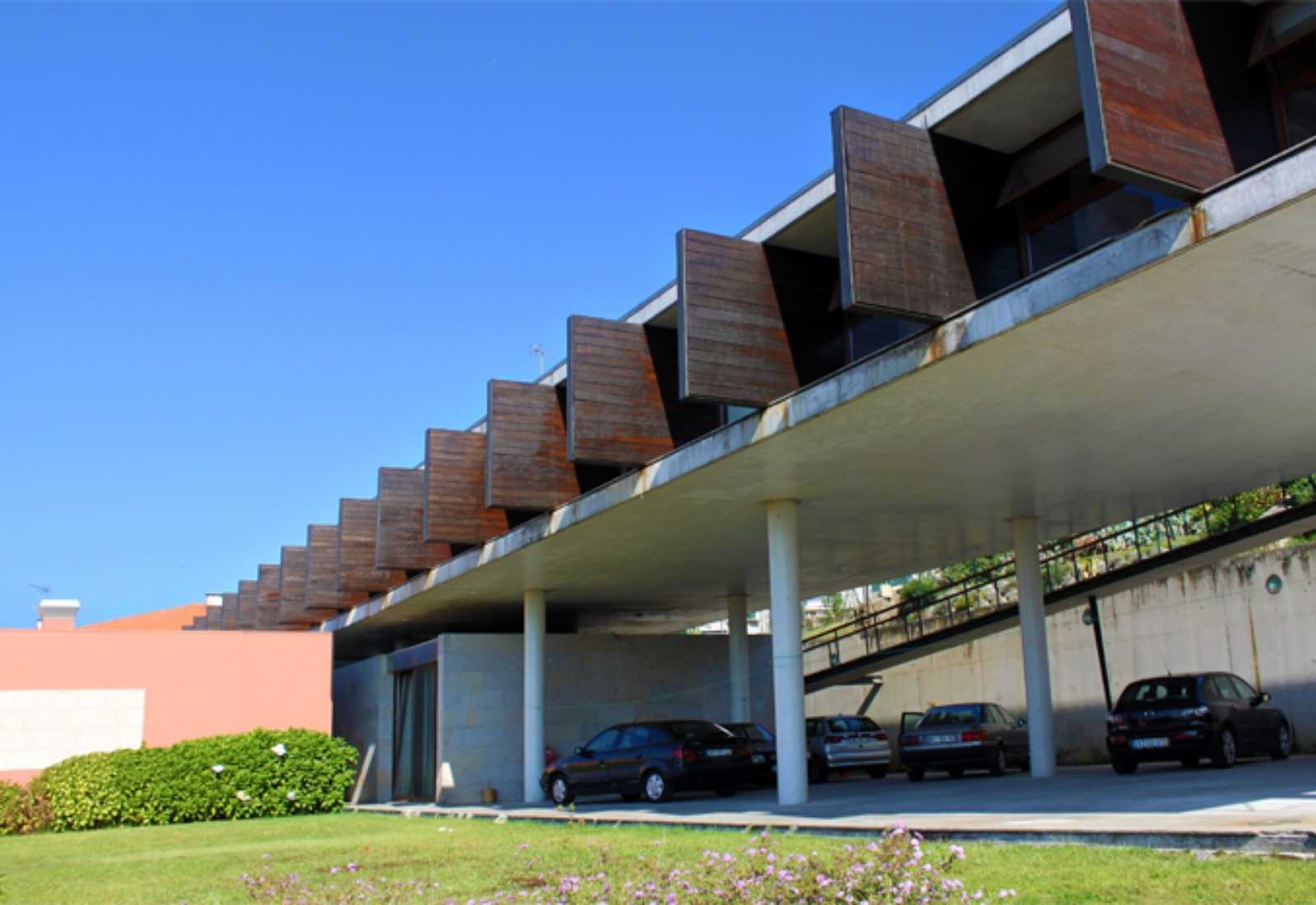 Moderna pousada de juventude com fachada angular em madeira sobre pilares na etapa de Barcelos a Ponte de Lima do Caminho Português