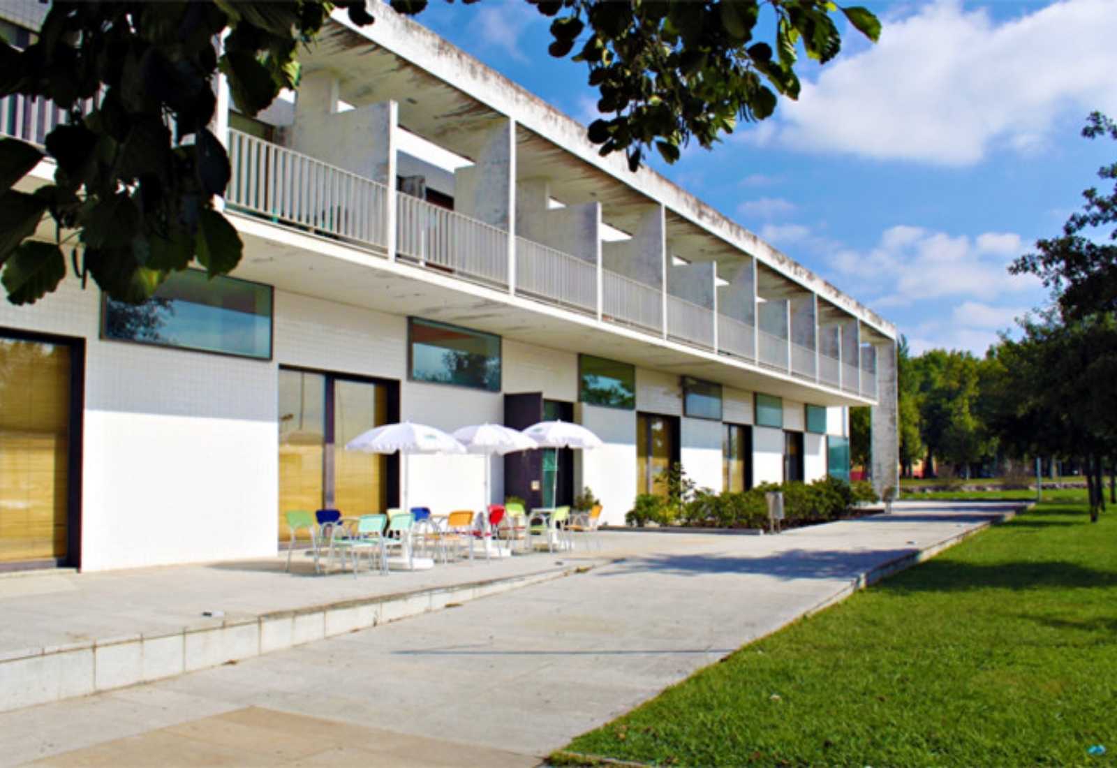 Auberge moderne avec balcons, parasols et chaises colorées près d'un jardin sur l'étape d'Esposende à Viana do Castelo du Chemin Portugais.