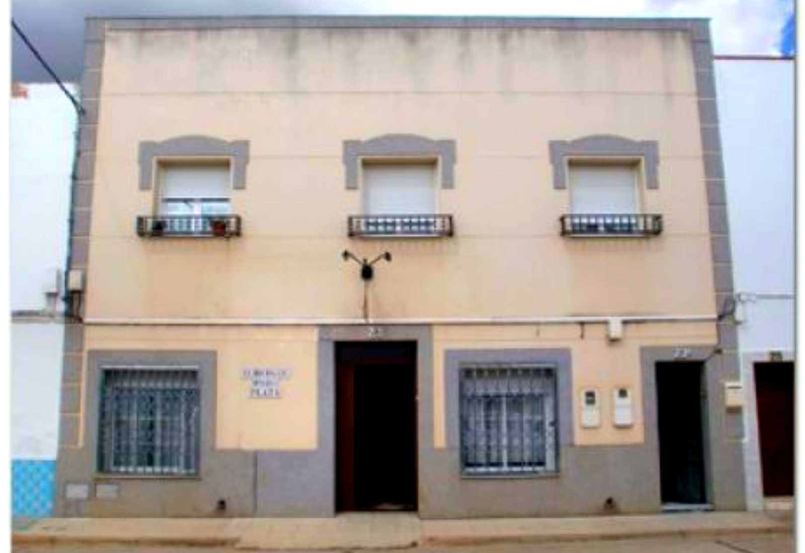 Fachada del albergue Rojo Plata en Torremejía, casa de dos plantas con balcones, etapa de Torremejía a Mérida.
