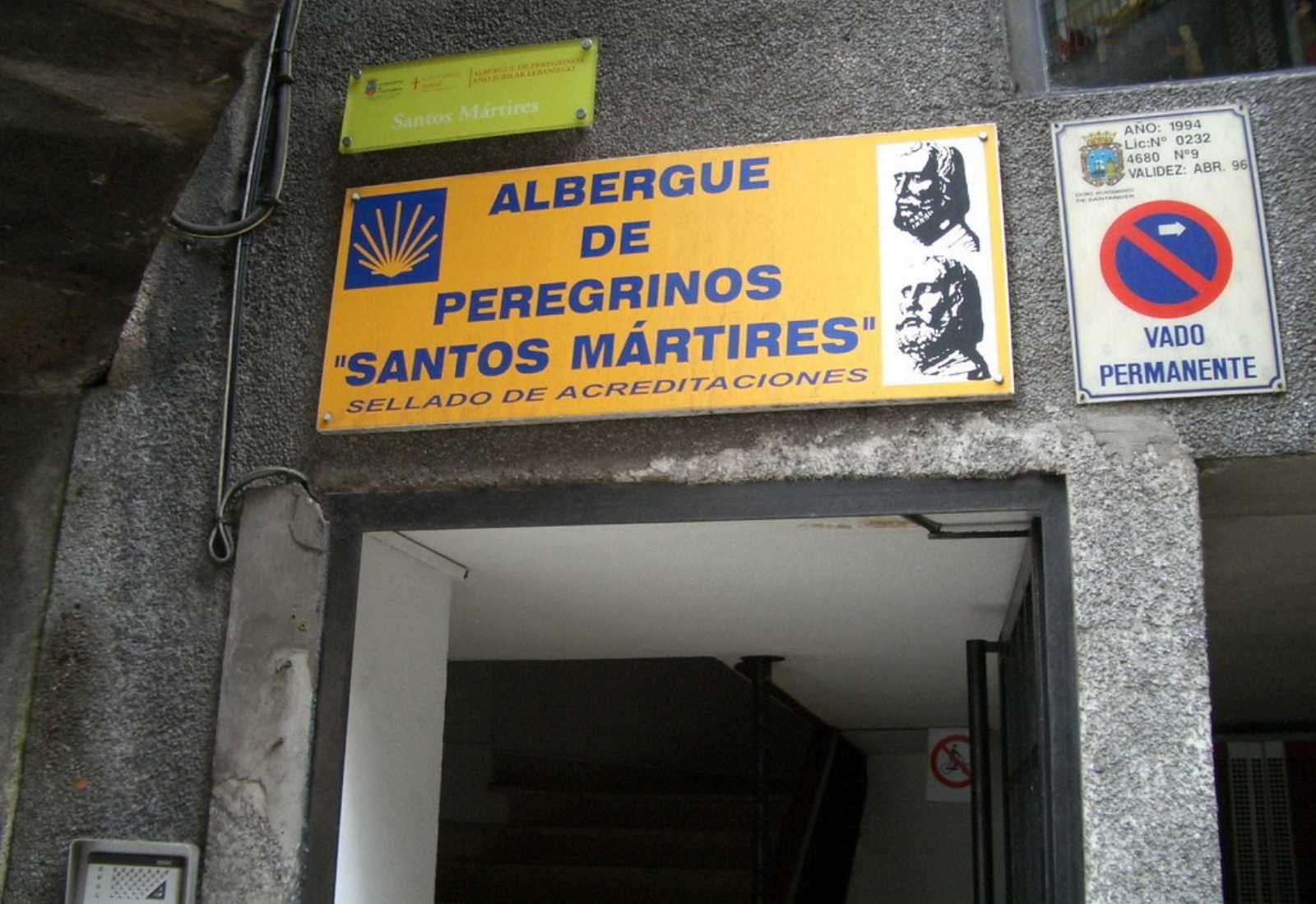 Panneau jaune à la coquille du Chemin à l'entrée d'un gîte de pèlerins sur l'étape de Santander à Santillana del Mar du Chemin du Nord.