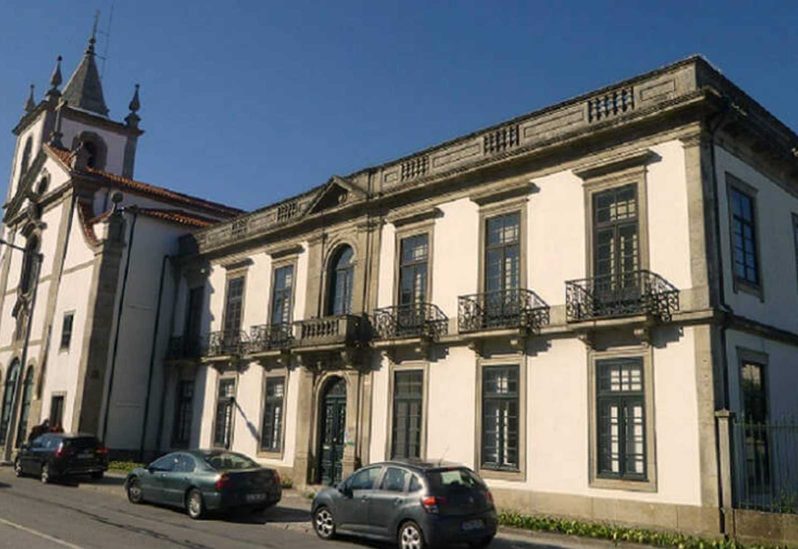 Gîte de pèlerins dans un bâtiment cossu à côté du clocher d'une église sur l'étape d'Esposende à Viana do Castelo du Chemin Portugais.