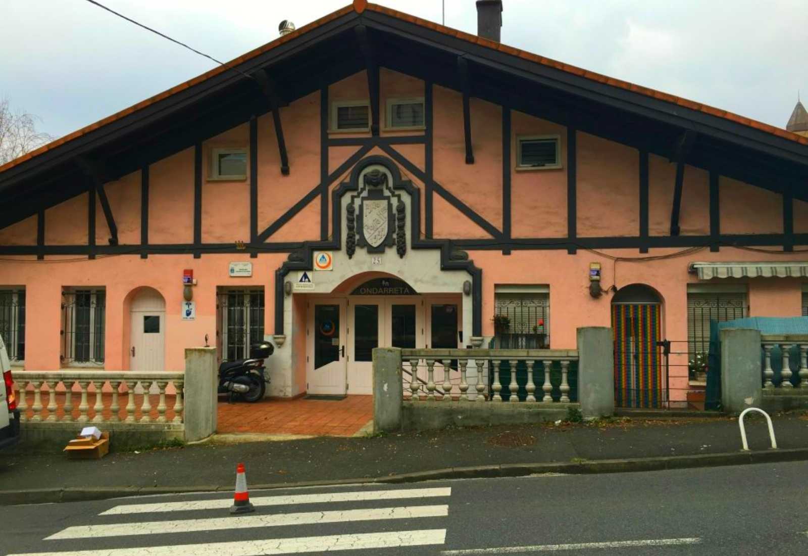 Auberge de pèlerins dans une maison basque rose à colombages, étape d'Irún à Saint-Sébastien du Chemin du Nord