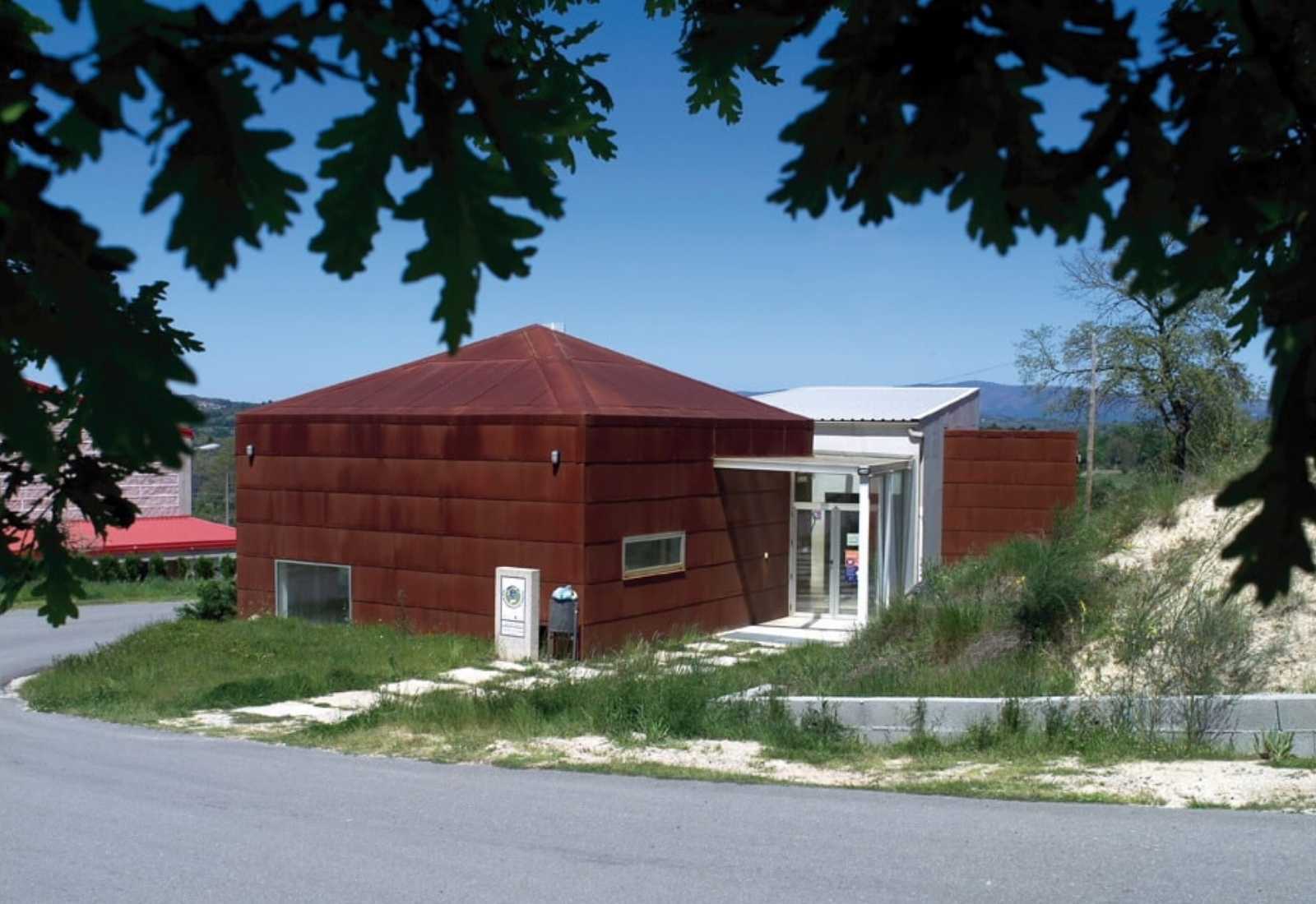 Moderno albergue de peregrinos con revestimiento de acero cortén y cubierta piramidal, final de la etapa de Laza a Xunqueira de Ambía.