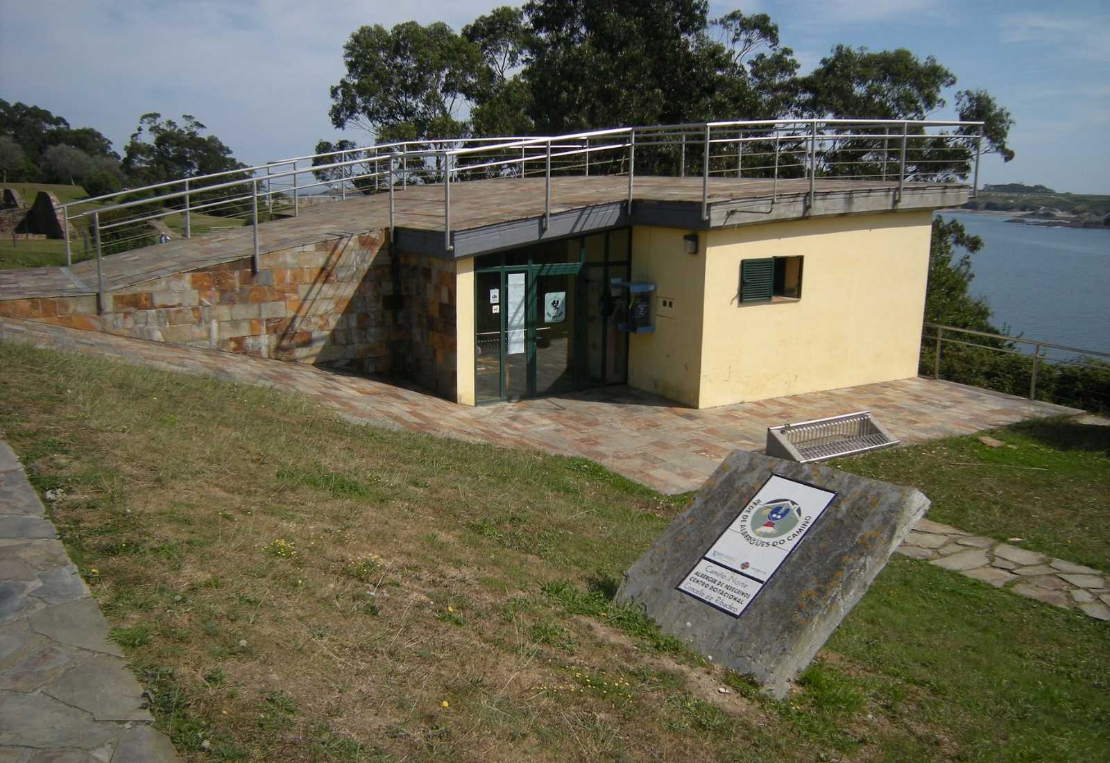 Auberge de pèlerins moderne avec terrasse belvédère sur la ria, étape de Ribadeo à Lourenzá du Camino del Norte