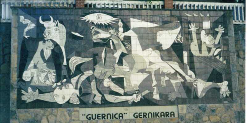 Fresque de carreaux reproduisant le célèbre tableau de Guernica sur un mur de pierre sur l'étape de Markina à Gernika-Lumo du Chemin du Nord.