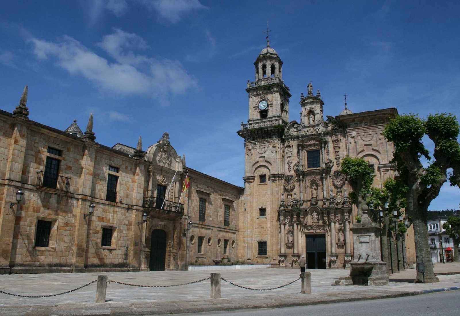 Façade baroque du monastère de Lourenzá et sa tour-horloge sur la place monumentale, étape vers Abadín du Chemin du Nord