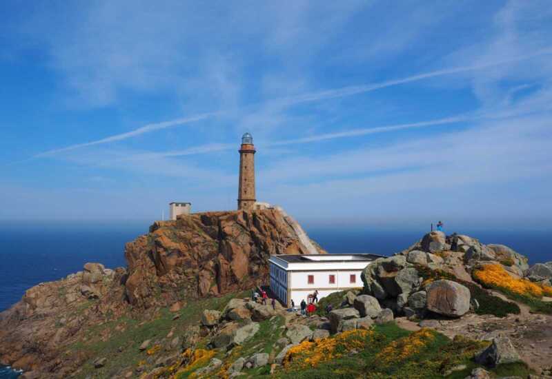 Faro de Cabo Vilán sobre el promontorio rocoso frente al océano en la etapa de Arou a Camariñas del Camino dos Faros