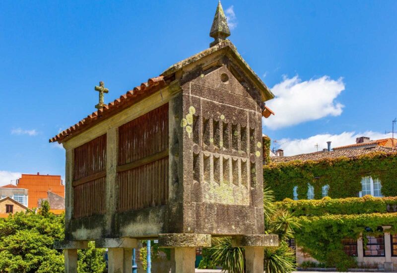 Espigueiro hórreo galego tradicional em pedra encimado por uma cruz na etapa de O Grove a Cambados da rota do Padre Sarmiento
