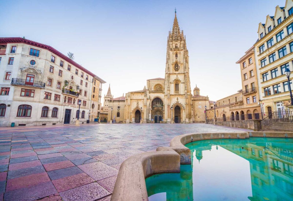 A catedral gótica de Oviedo e uma fonte presidem a praça na etapa de Oviedo a Grado do Caminho Primitivo