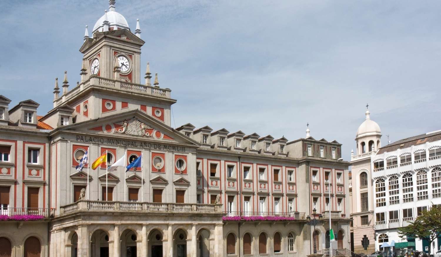 Fachada do paço municipal de Ferrol com a sua torre do relógio e bandeiras, ponto de partida do Caminho Inglês rumo a Pontedeume.