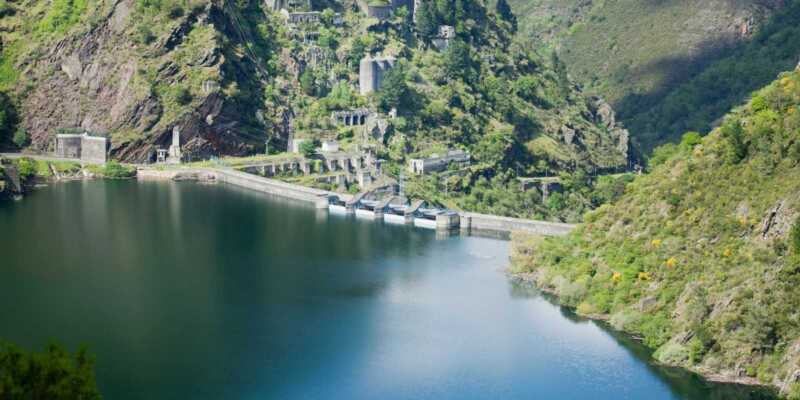 A albufeira de Salime e a sua barragem entre montanhas verdes e íngremes na etapa de La Mesa a Grandas de Salime do Caminho Primitivo