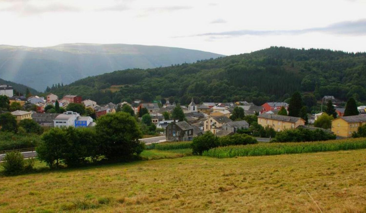 Vue panoramique de Grandas de Salime dans une vallée verte au bout de l'étape de La Mesa à Grandas de Salime du Camino Primitivo