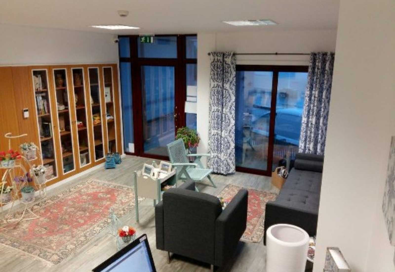 Salle commune d'un gîte avec canapés et bibliothèques sur l'étape de Viana do Castelo à Vila Praia de Ancora du Chemin Portugais.