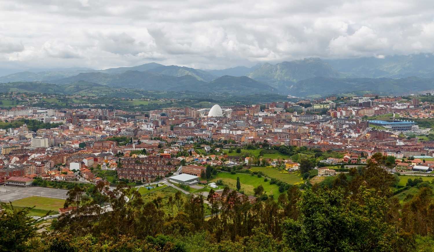 Vista panorâmica de Oviedo com os seus telhados e as montanhas na etapa de Oviedo a Grado do Caminho Primitivo