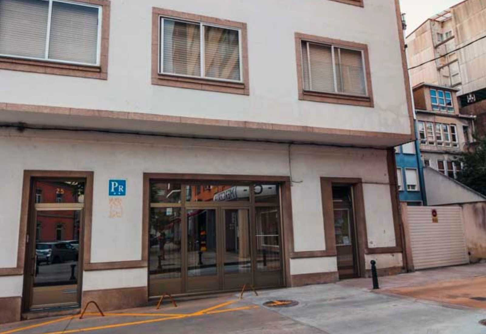 Fachada de una pensión con entrada acristalada en una calle del casco urbano en la etapa de Quiroga a Monforte de Lemos.