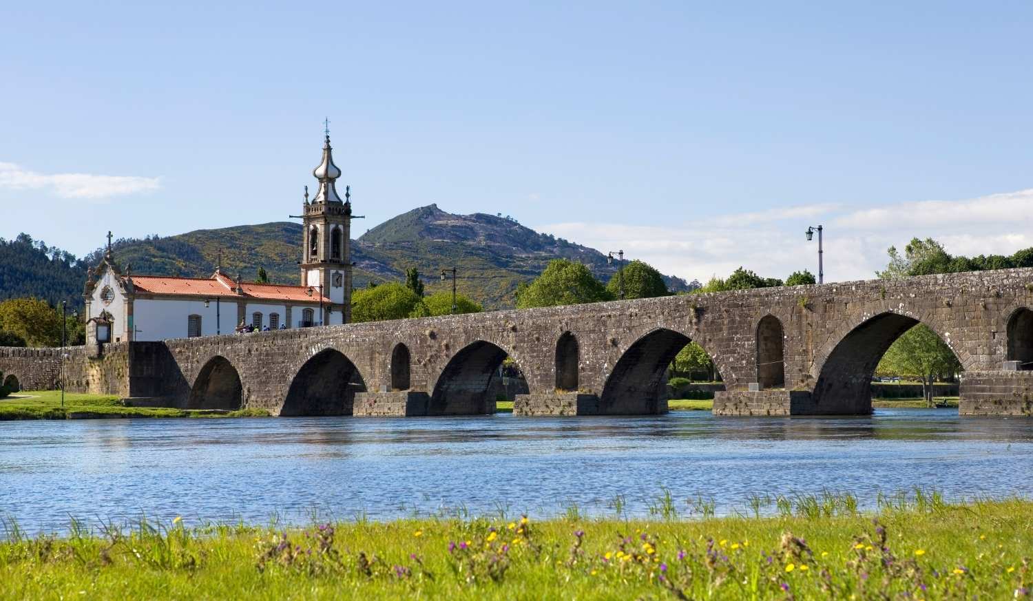 A longa ponte medieval e a igreja à beira-rio de Ponte de Lima na etapa de Barcelos a Ponte de Lima do Caminho Português