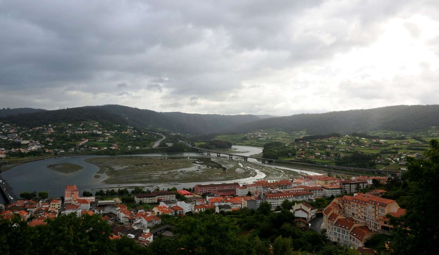Blick von oben auf Pontedeume an der Mündung der Ría mit seiner langen Brücke, Beginn der Etappe nach Betanzos