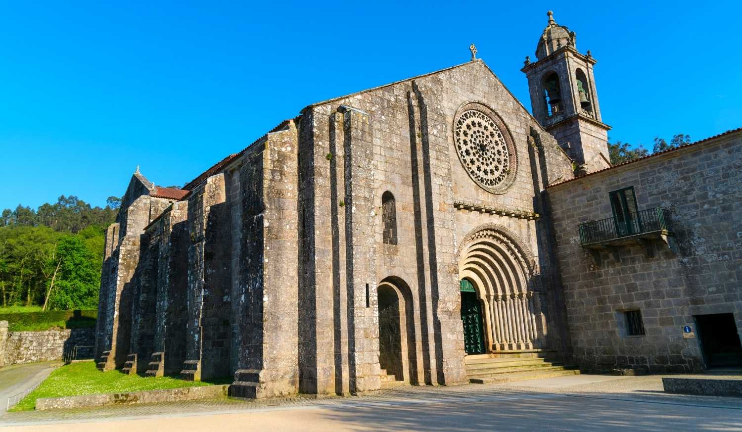Façade du monastère d'Armenteira avec sa grande rosace et sa tour en pierre, début de l'étape vers Vilanova de Arousa