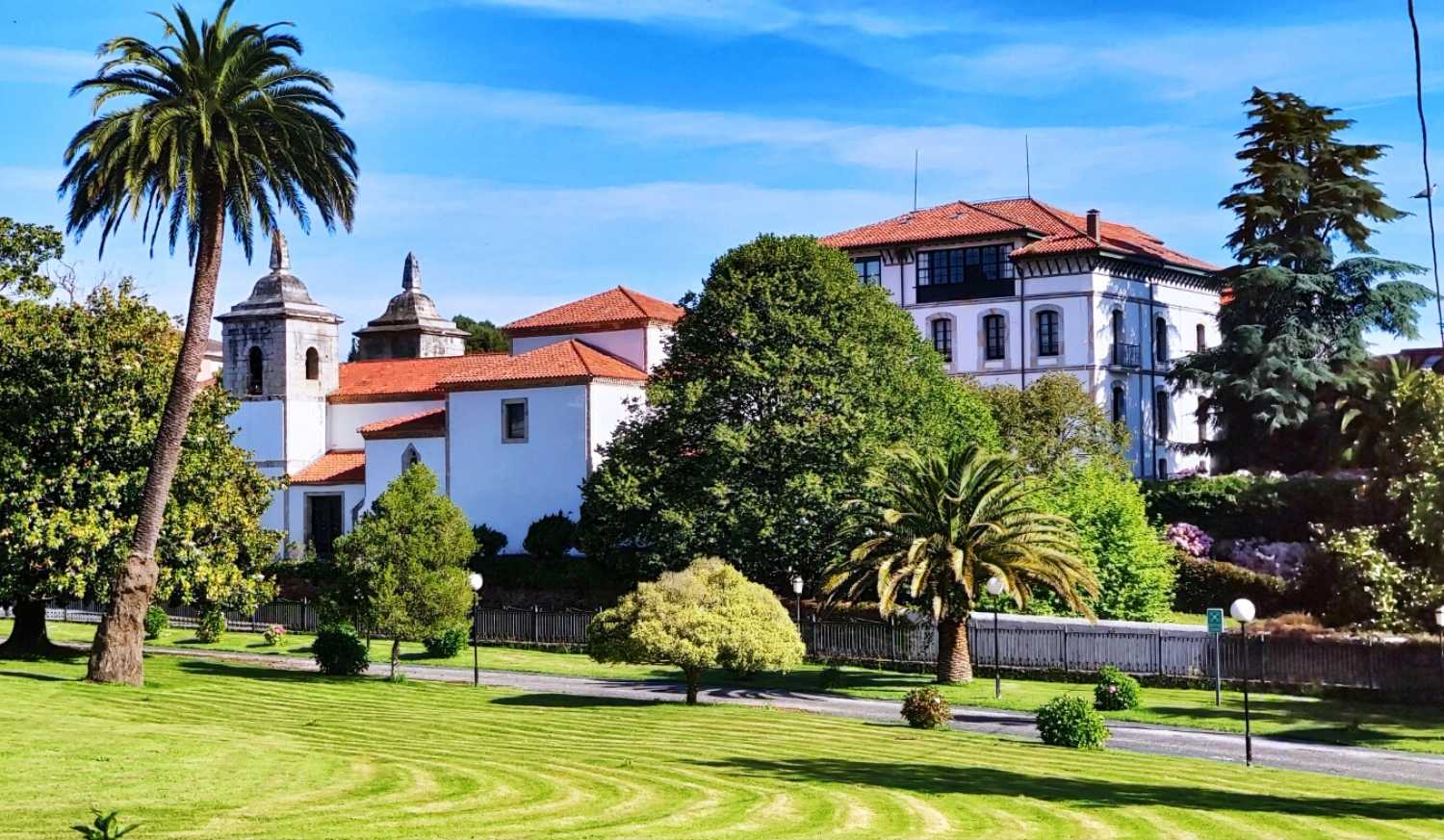 Village de Colombres avec son église et une demeure d'indiano parmi jardins et palmiers, étape De Colombres à Llanes du Chemin du Nord.