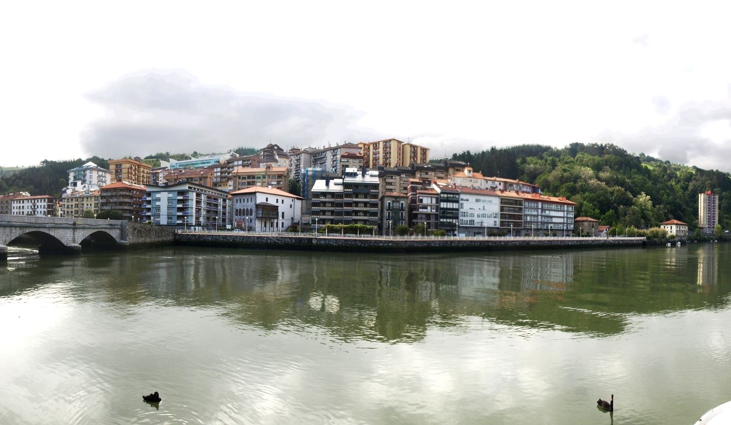 Le village de Deba au bord de sa ria avec un pont en pierre et des collines vertes, étape de Zarautz à Deba du Camino del Norte