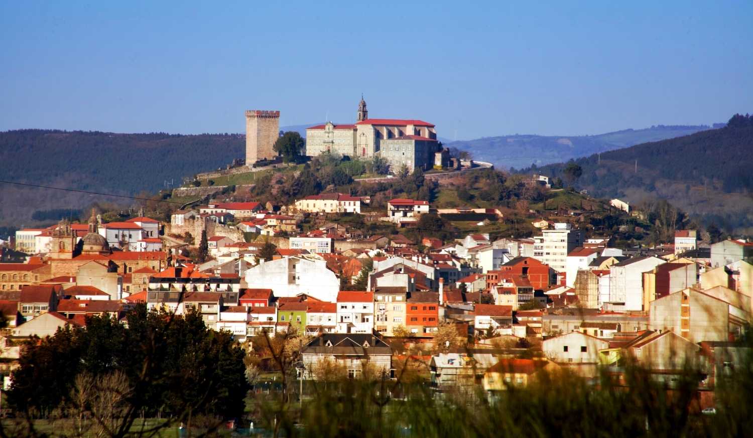 Panorámica de Monforte de Lemos con la torre y el monasterio coronando la colina en la etapa de Quiroga a Monforte de Lemos.