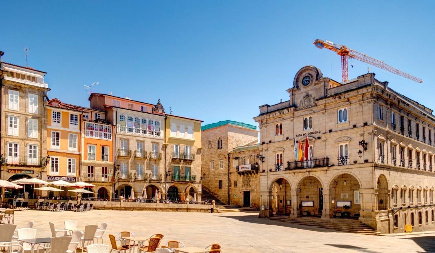 Grand-place d'Ourense avec l'hôtel de ville et ses terrasses sous un ciel bleu, sur le Chemin Sanabrés vers Cea