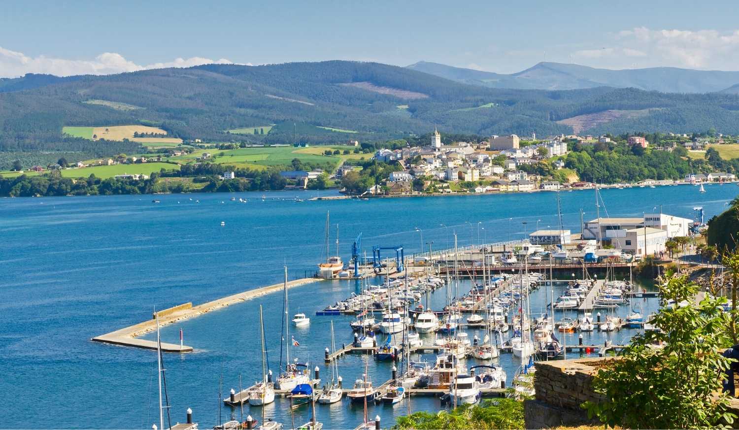 Port de plaisance et voiliers dans la ria de Ribadeo, village au loin, étape de Ribadeo à Lourenzá du Camino del Norte
