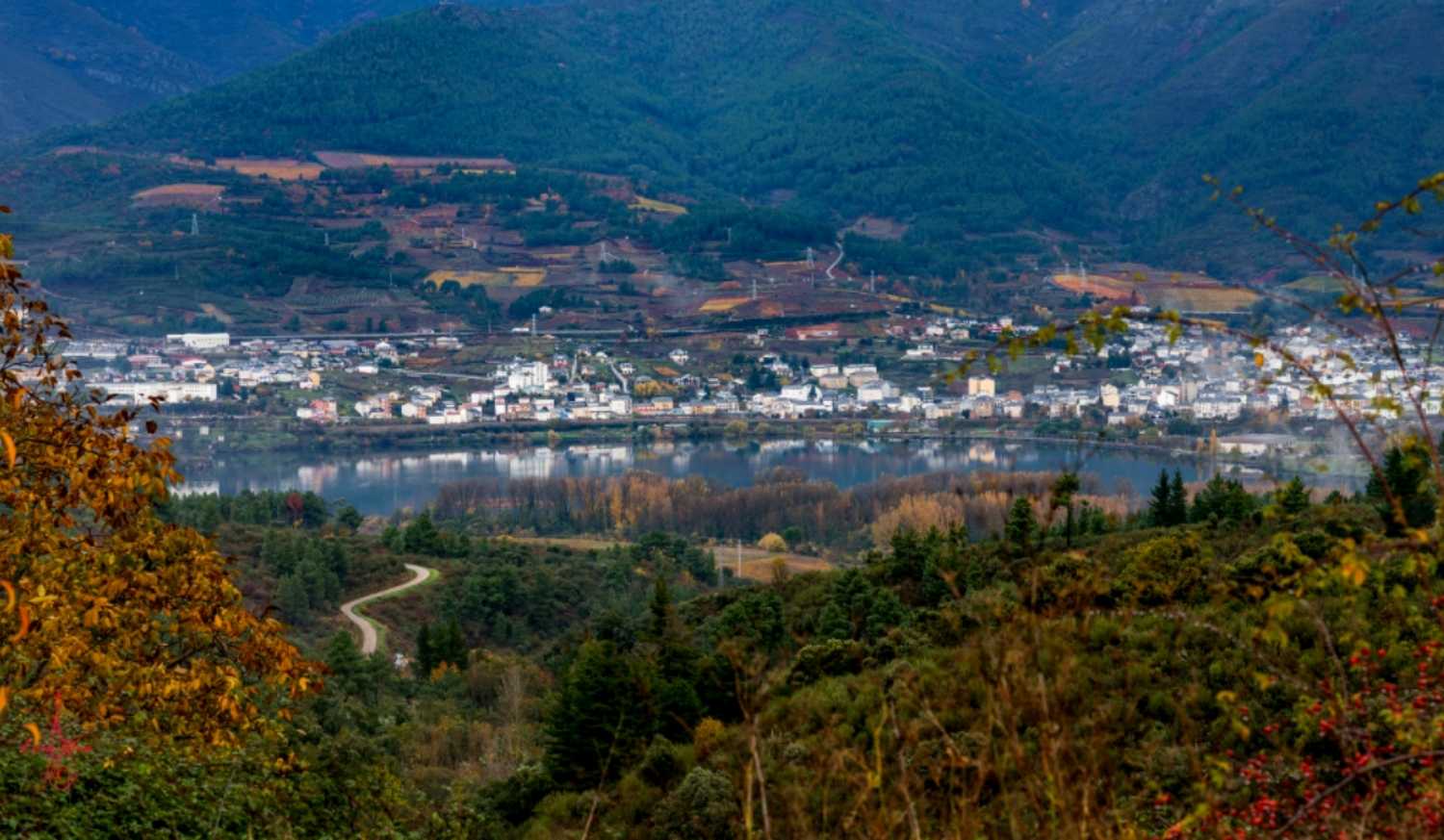 A Rúa de Valdeorras junto a su embalse visto desde el monte otoñal en la etapa De Barco de Valdeorras a A Rúa de Valdeorras.