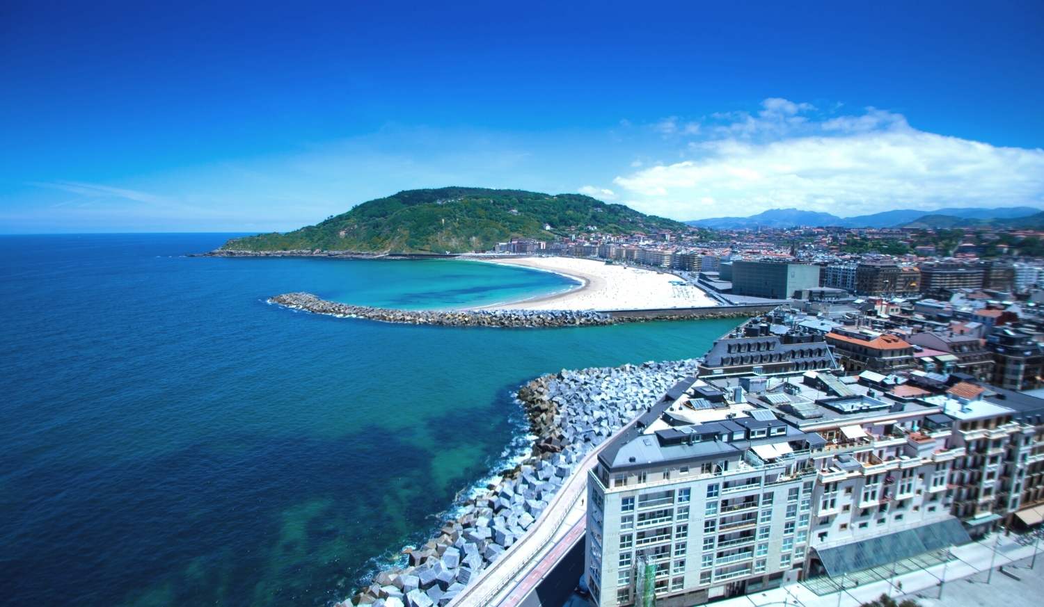 Vue aérienne de Saint-Sébastien avec sa plage, la digue de cubes et la mer turquoise, étape d'Irún à Saint-Sébastien du Chemin du Nord