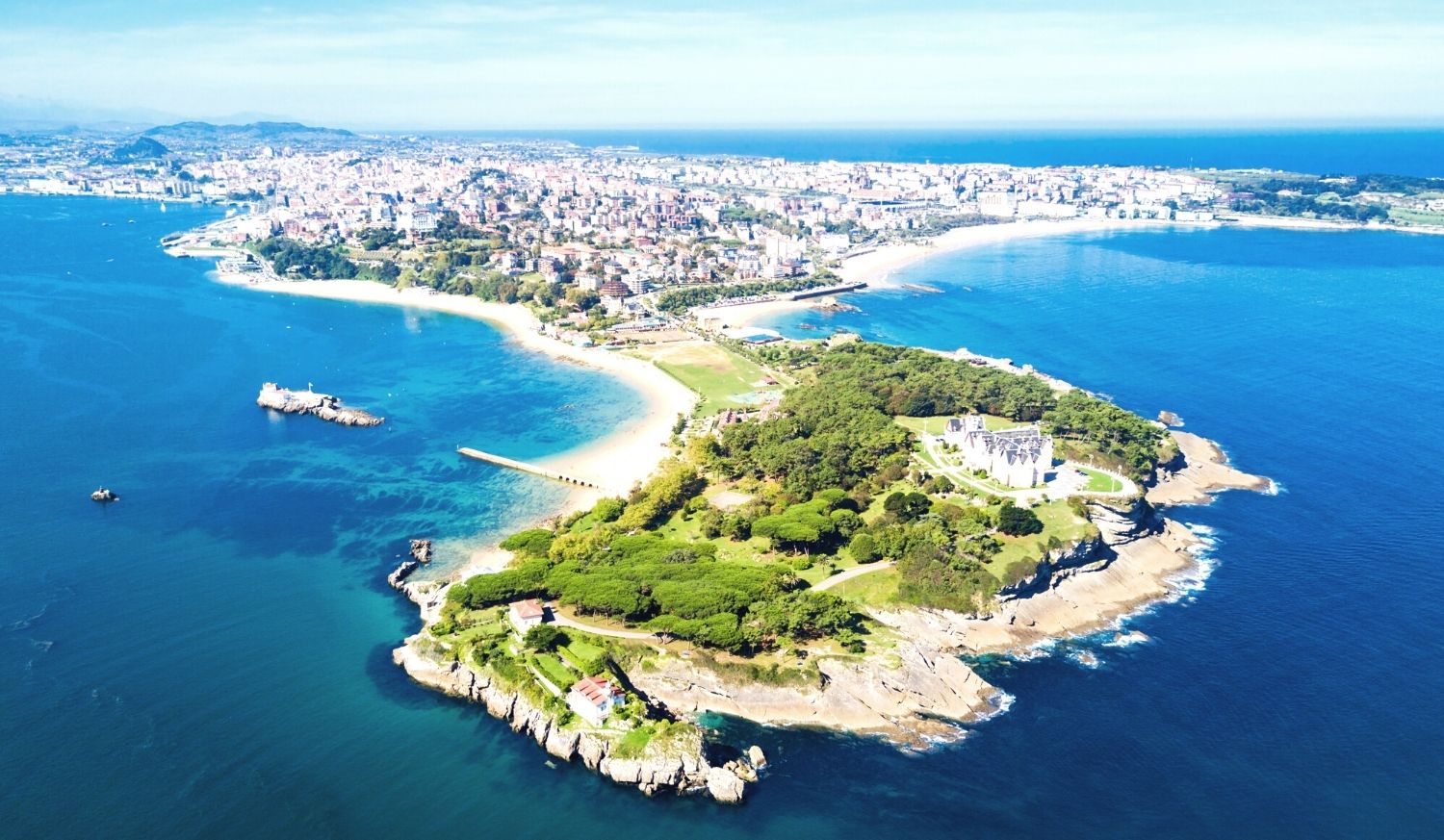 Vue aérienne de la péninsule verte avec plages et ville au bord de la mer bleue sur l'étape de Santander à Santillana del Mar du Chemin du Nord.