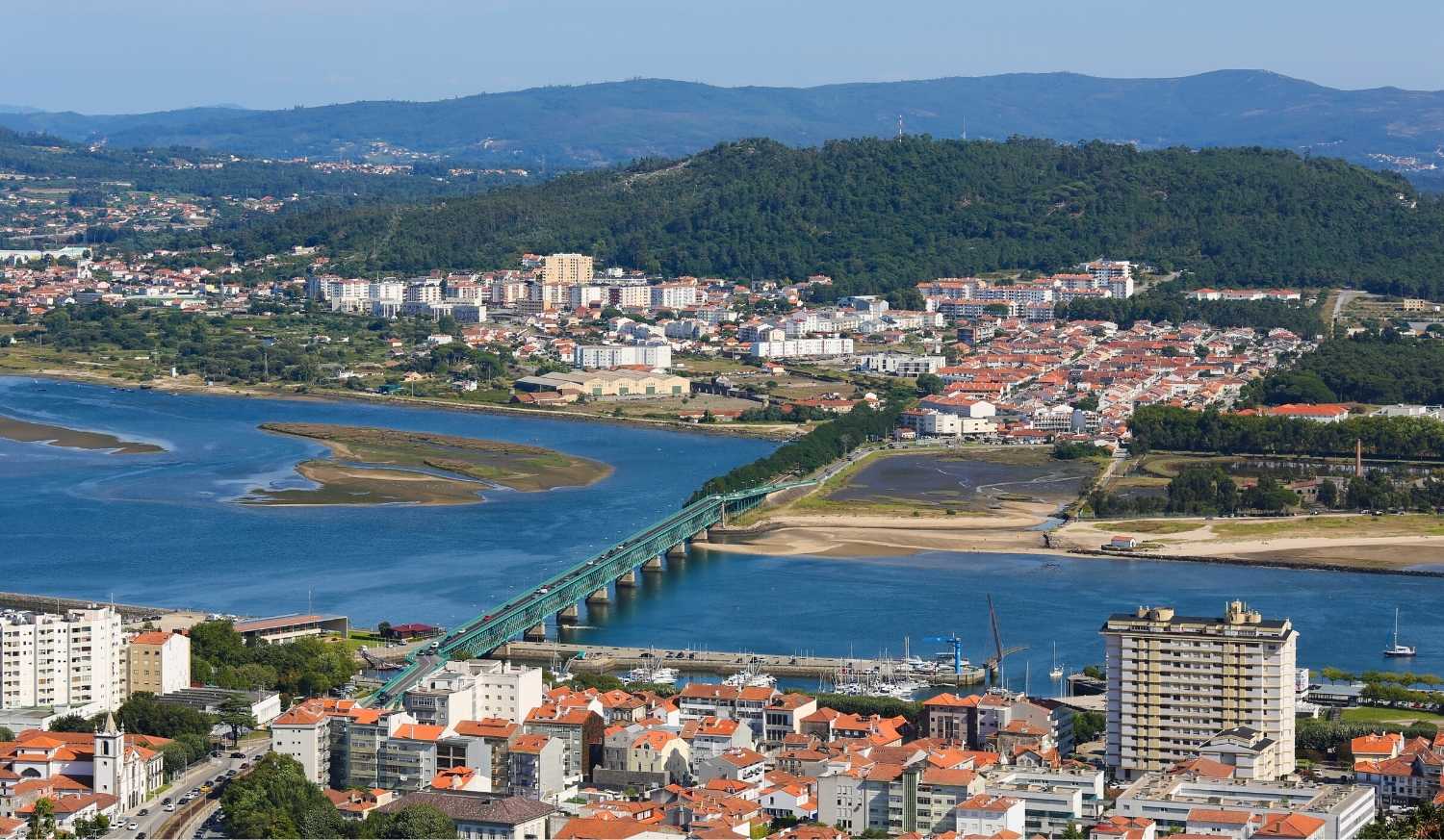 Panorama de la ville aux toits rouges, de l'estuaire et du pont métallique sur l'étape d'Esposende à Viana do Castelo du Chemin Portugais.
