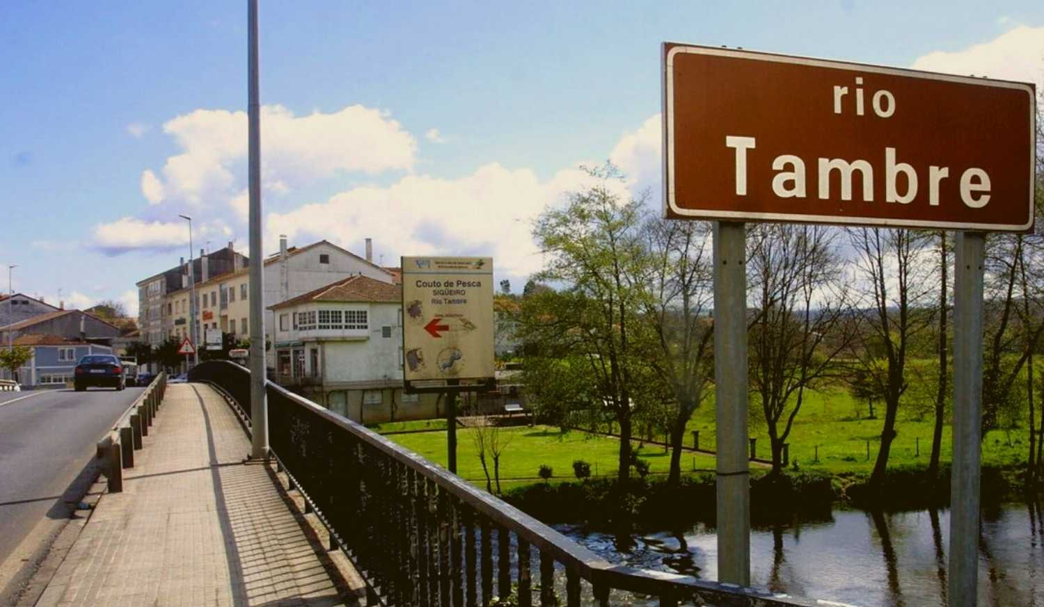 Ponte sobre o rio Tambre em Sigüeiro com a placa do rio, na última etapa do Caminho Inglês rumo a Santiago de Compostela.