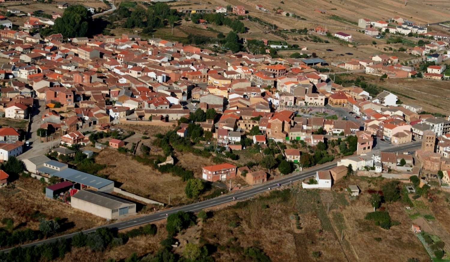 Luftbild des Ortes Tábara mit seinen Dächern und trockenen Feldern, Etappe von Tábara nach Santa Marta de Tera am Camino Sanabrés